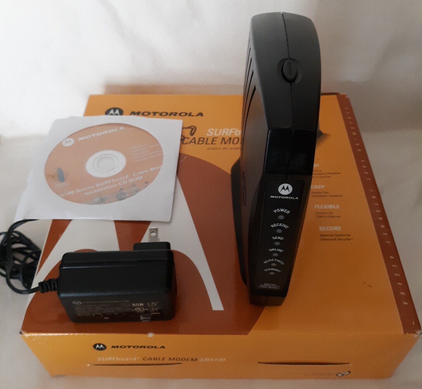 Motorola SURFboard Cable Modem SB5100 (DHSB5100) with Box and Powercord