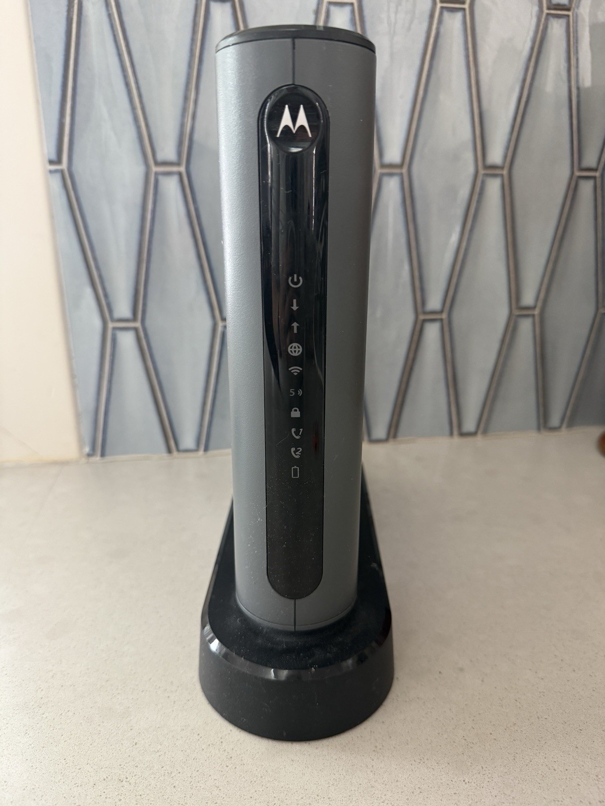Motorola MT7711 24X8 Cable Modem and AC1900 Dual Band Wi-Fi Gigabit Router 2…