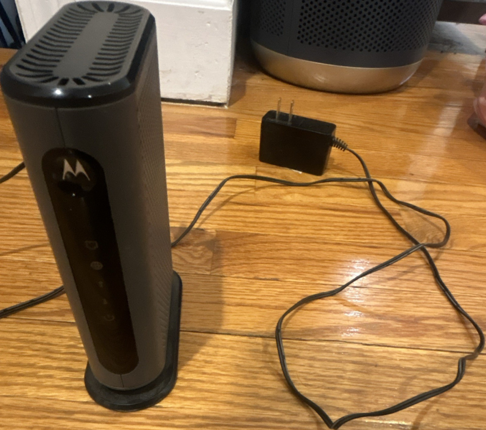 Motorola MB7220 8×4 DOCSIS 3.0 Cable Modem 343 Mbps w/ Adapter Xfinity