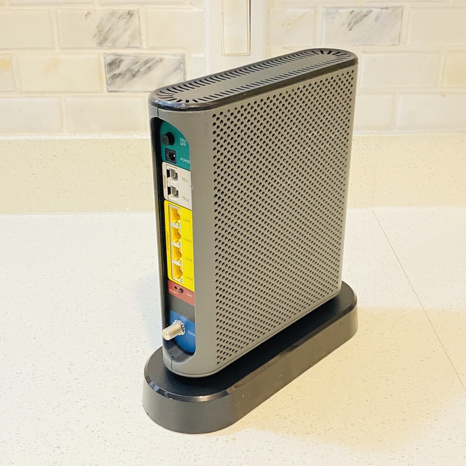 Motorola MT7711 24X8 Cable Modem and AC1900 Dual Band Wi-Fi Gigabit Router Works