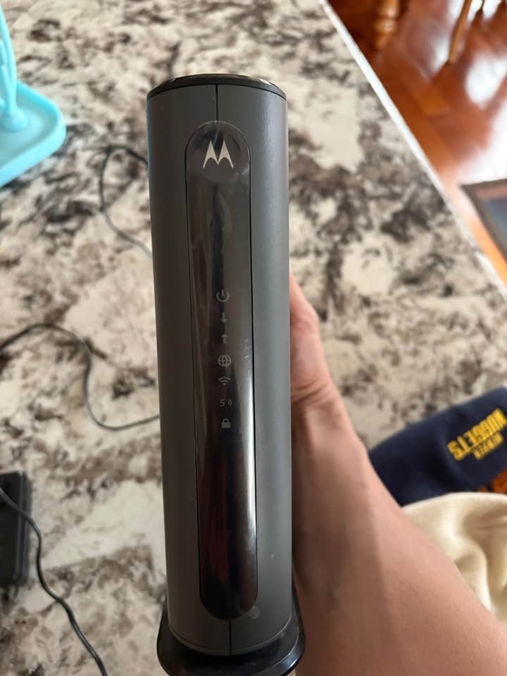 Motorola MG7700 AC1900 Dual-Band DOCSIS 3.0 Cable Modem Router
