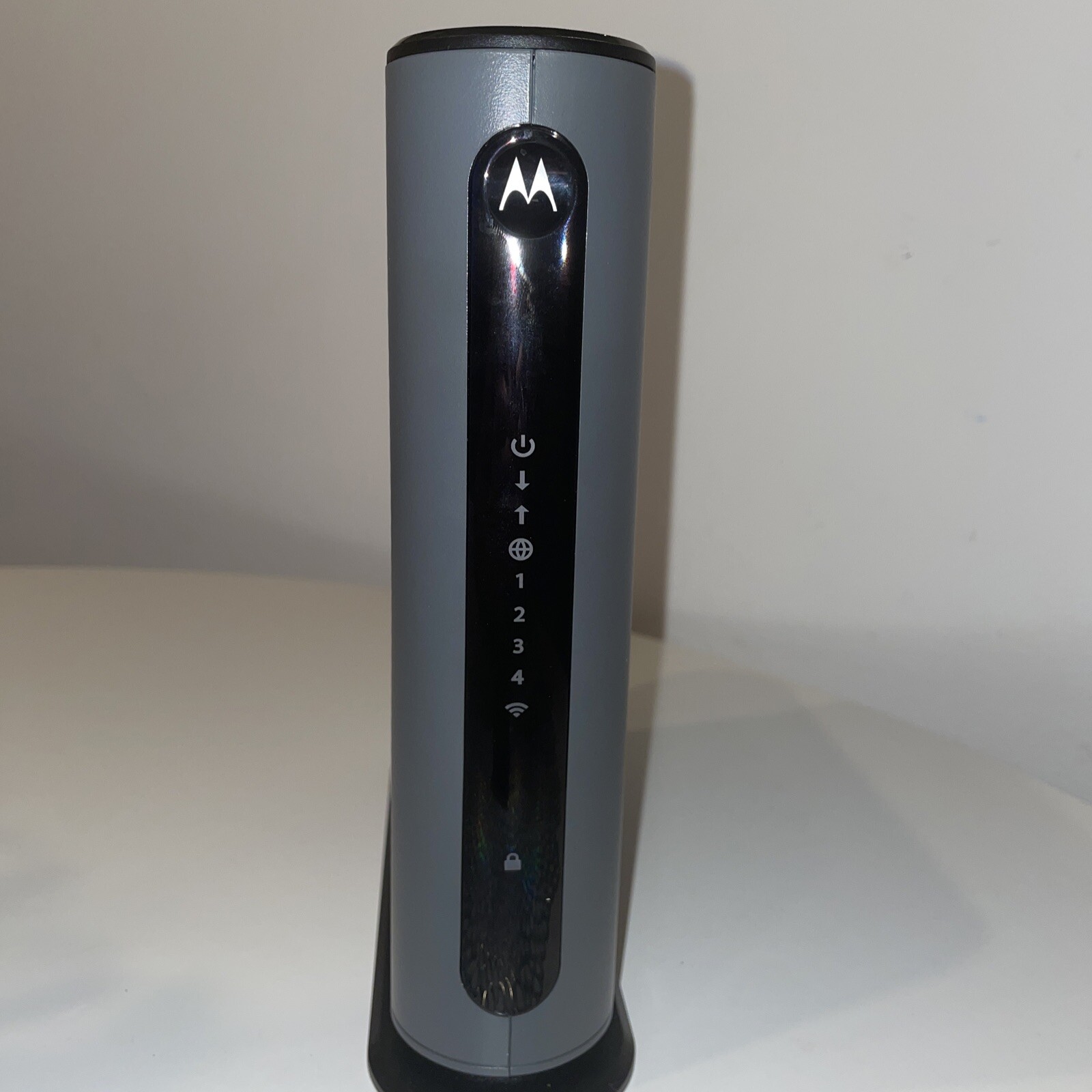 Motorola MG7315 8×4 343 Mbps DOCSIS 3.0 Cable Modem Plus N450 Wi-Fi Router
