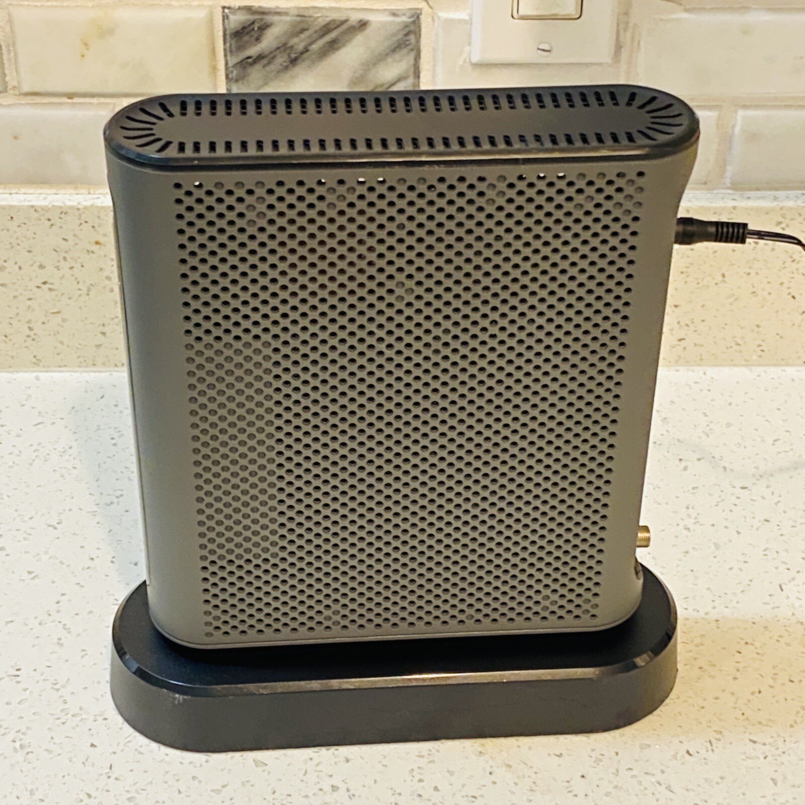 Motorola MT7711 24X8 Cable Modem and AC1900 Dual Band Wi-Fi Gigabit Router Works