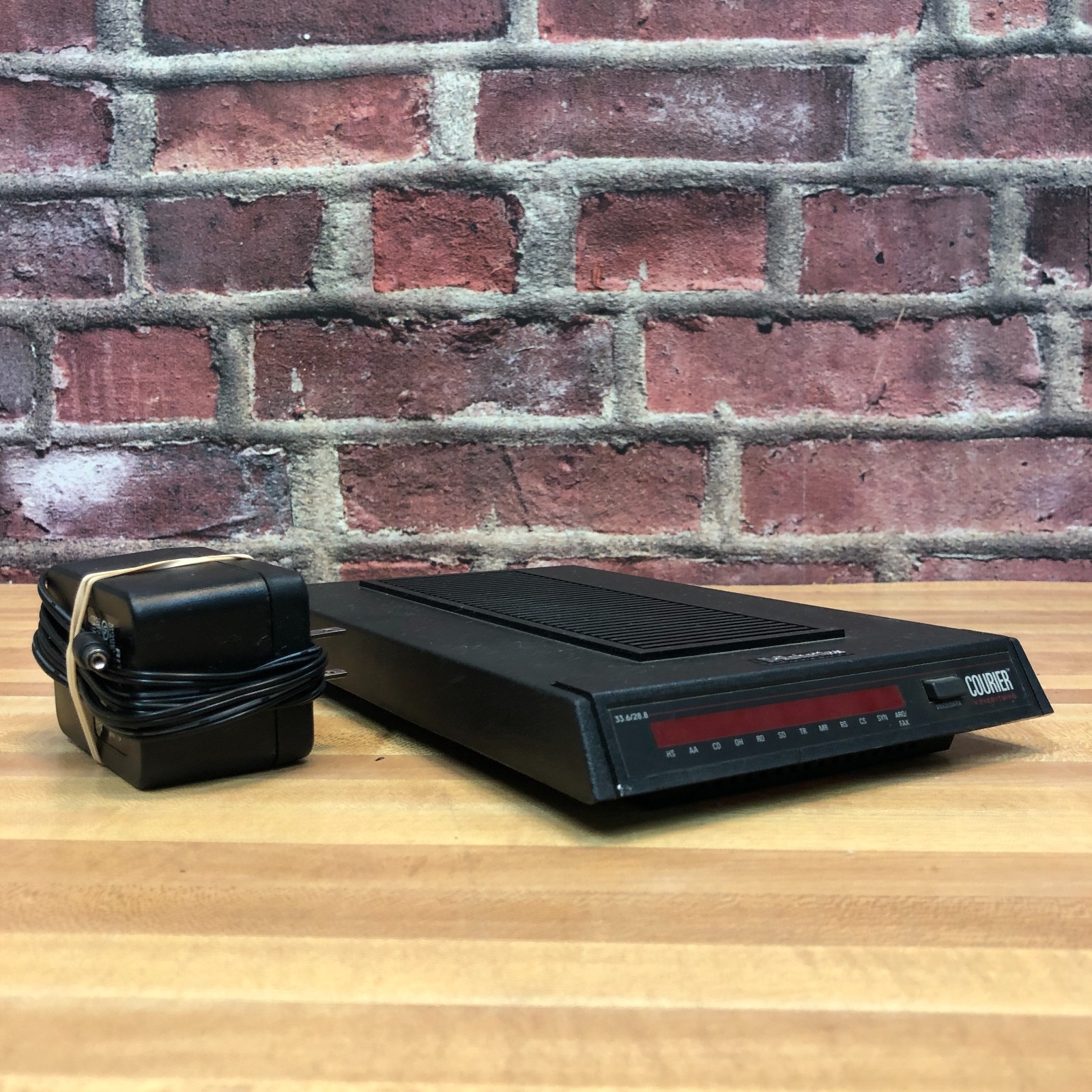US ROBOTICS COURIER V.EVERYTHING 36 KBPS EXTERNAL MODEM CJE-24161 w/Power Supply