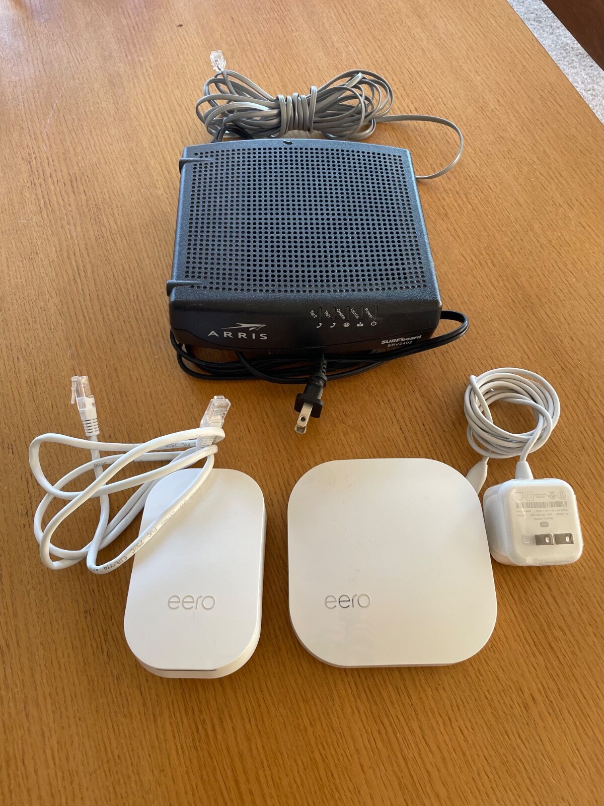 ARRIS SURFboard SBV2402 DOCSIS 3.0 Cable Modem plus eero Beacon extenders