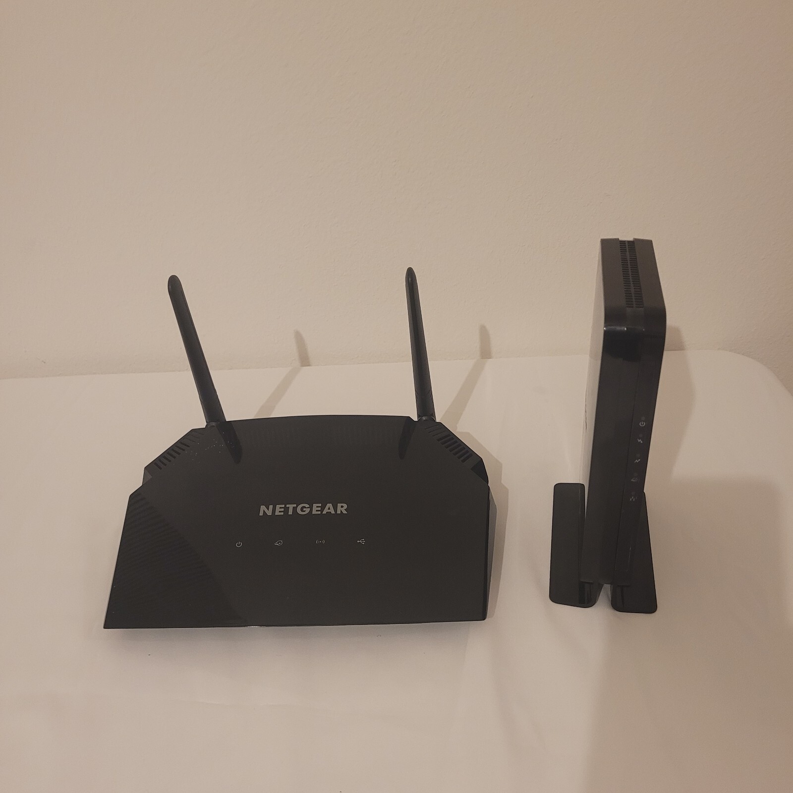 NETGEAR CM500V Cable Modem & NETGEAR R6260 Wifi Router