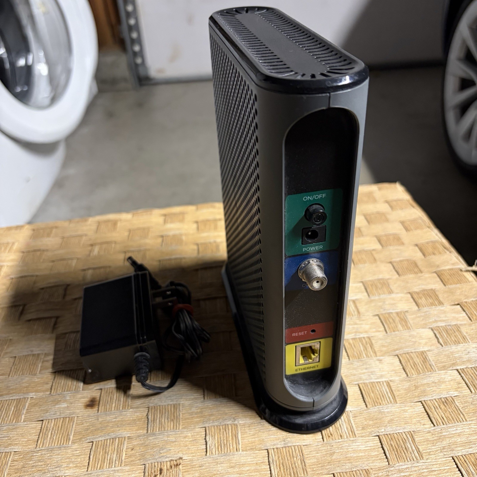 Motorola 24×8 DOCSIS 3.0 Cable Modem, Model: MB7621