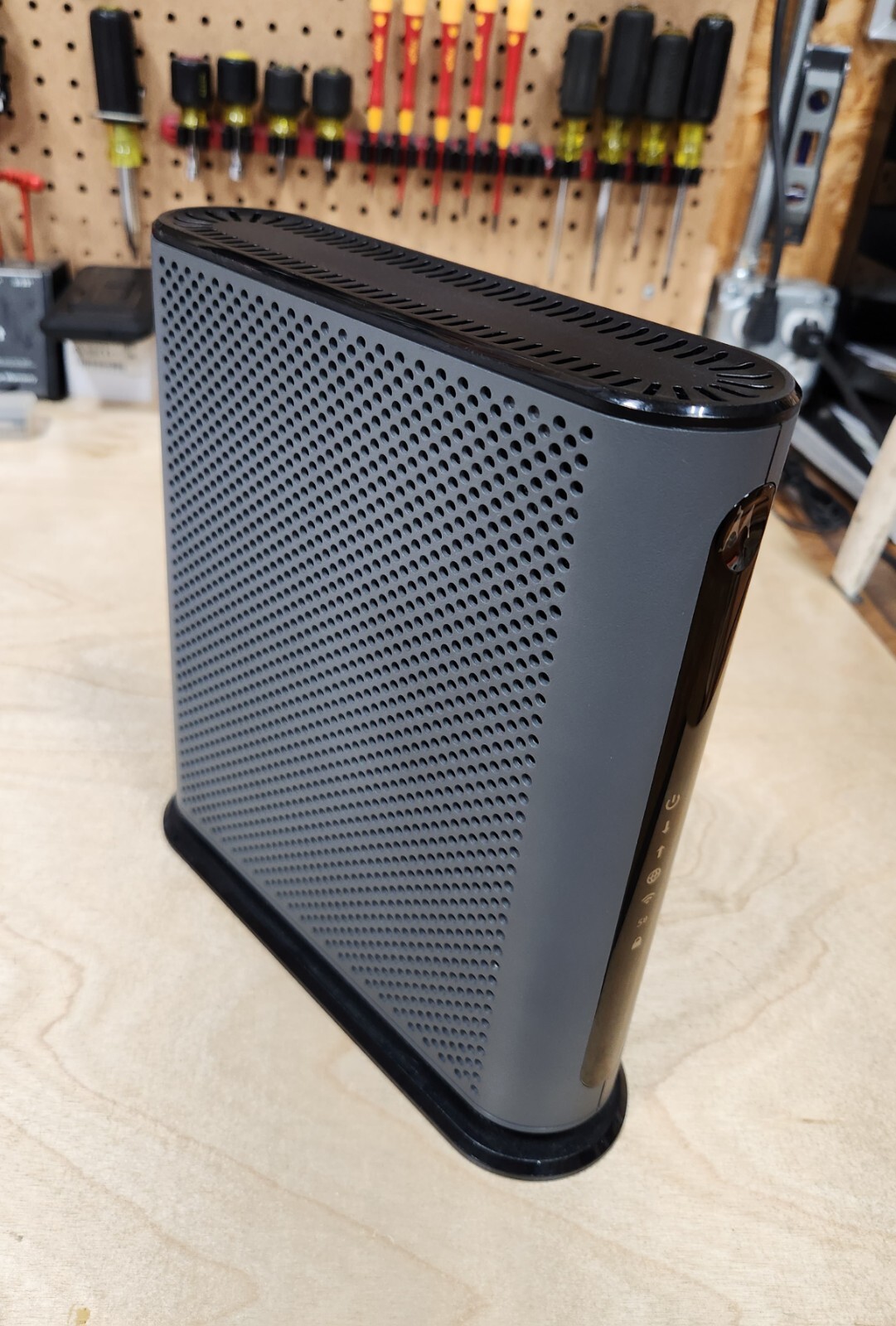 Motorola MG7550 16×4 686Mbbs DOCSIS 3.0 Cable Modem Plus AC1900 WiFi Router