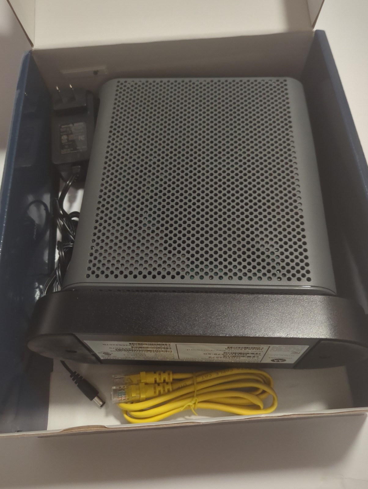 Motorola MT7711 Ultra Fast 24X8 Cable Modem Router + Voice AC1900