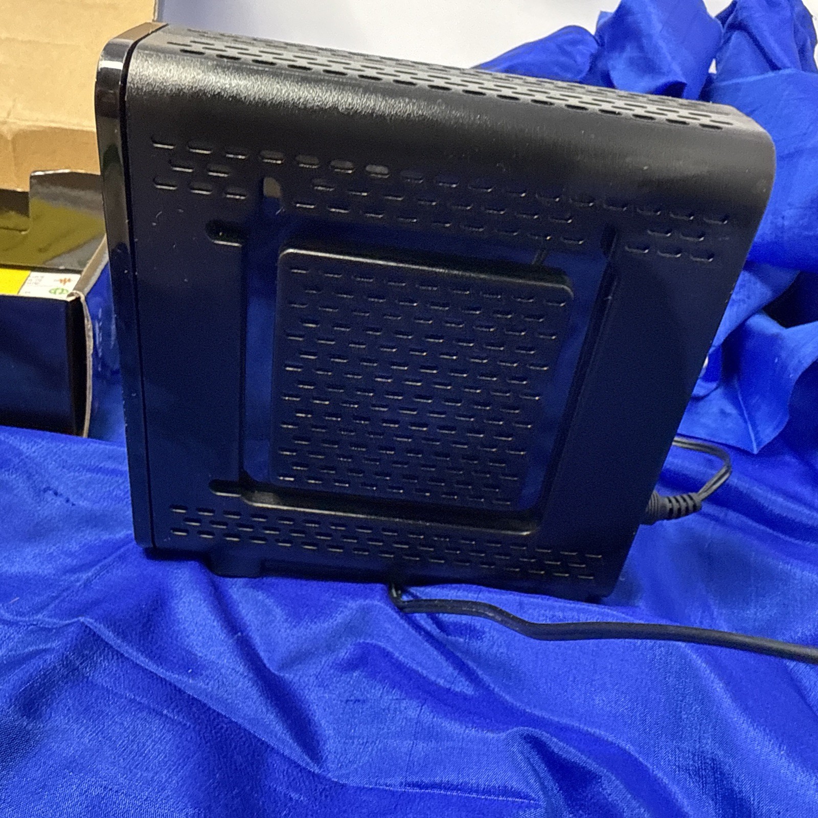 Motorola ARRIS SURFboard SB6121 4×4 DOCSIS 3.0 Cable Modem With Power Adapter