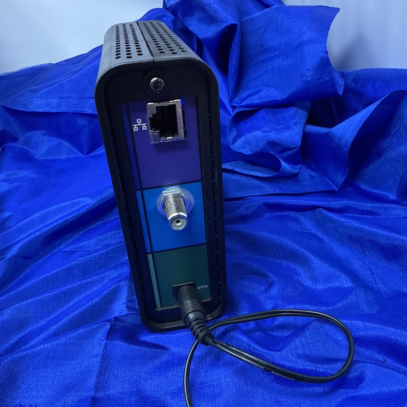 Motorola ARRIS SURFboard SB6121 4×4 DOCSIS 3.0 Cable Modem With Power Adapter