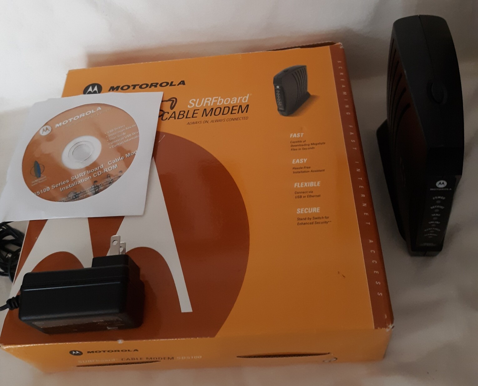 Motorola SURFboard Cable Modem SB5100 (DHSB5100) with Box and Powercord
