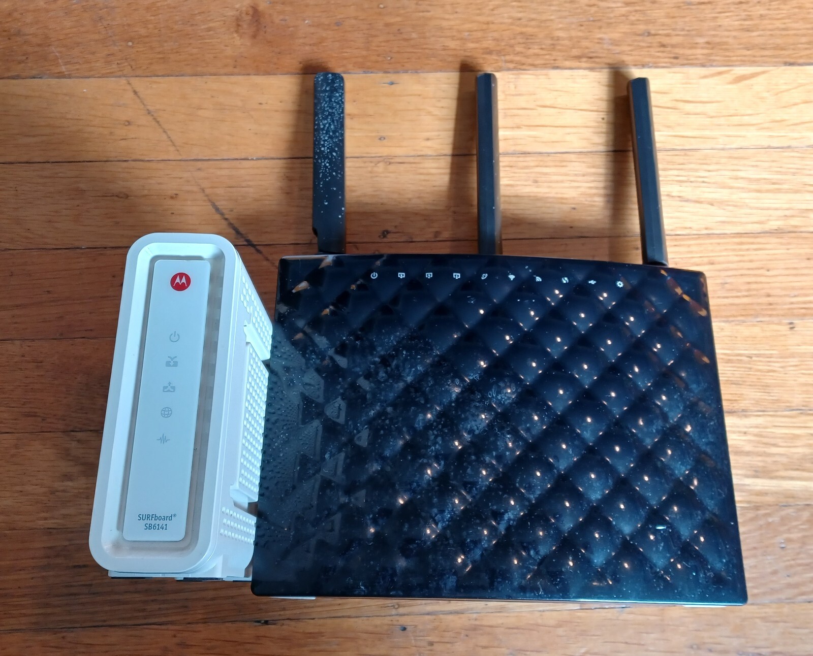 Modem + Router Combo: SURFboard SB6141 Docsis 3.0 + Tenda AC1900 Router