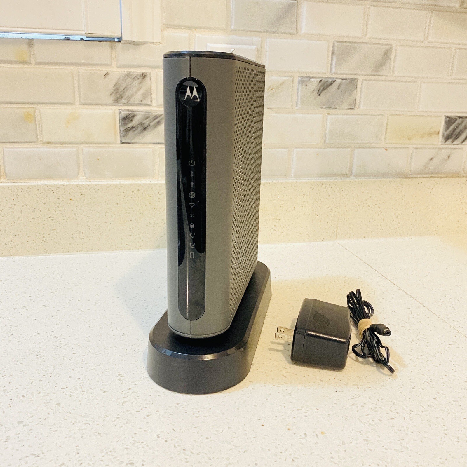 Motorola MT7711 24X8 Cable Modem and AC1900 Dual Band Wi-Fi Gigabit Router Works