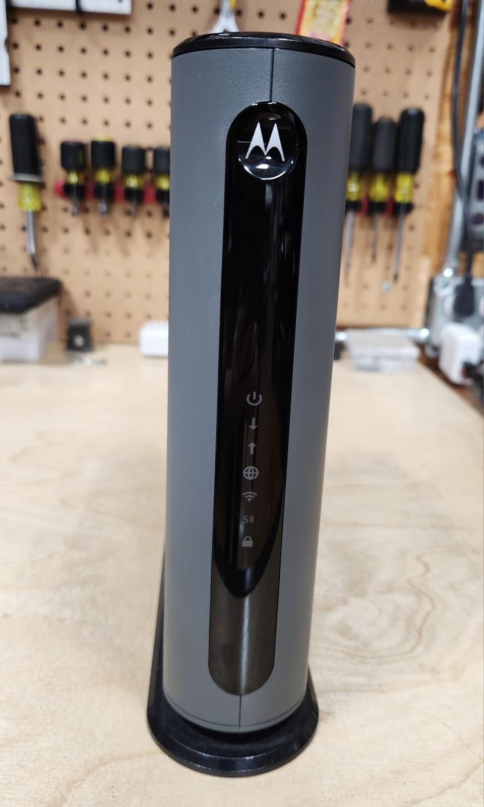 Motorola MG7550 16×4 686Mbbs DOCSIS 3.0 Cable Modem Plus AC1900 WiFi Router