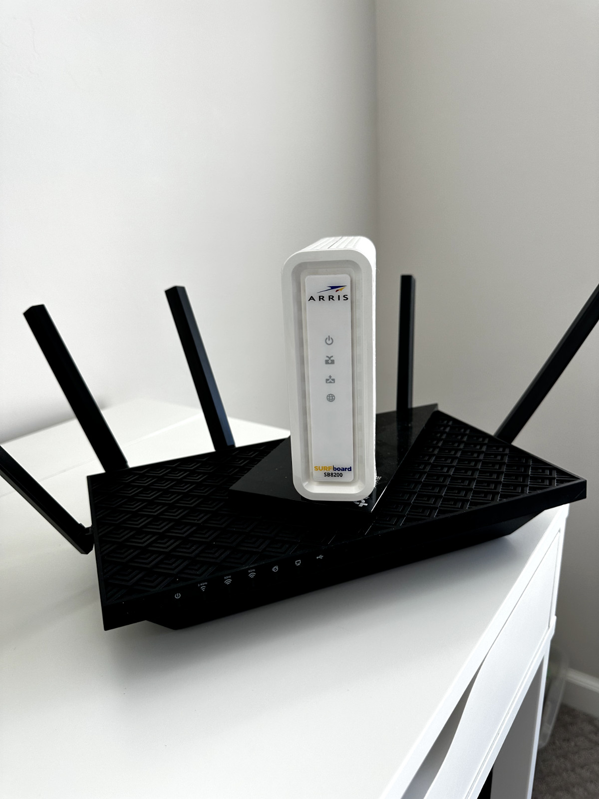 ARRIS SB8200 10 Gbps 2P Cable Modem with TP-Link AXE5400 Tri-Band WiFi 6E Router