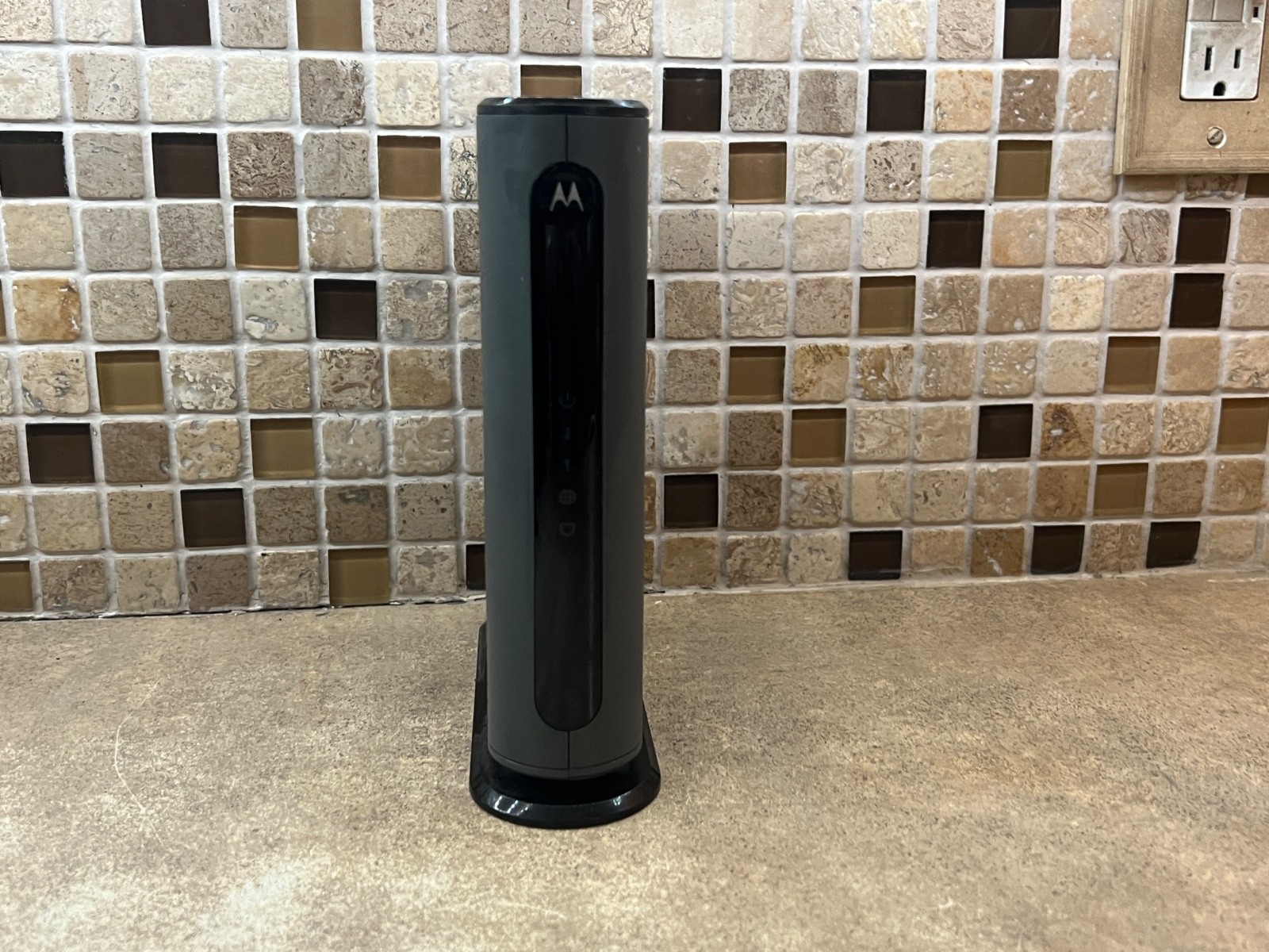 Motorola MB8611 DOCSIS 3.1 Cable Modem 2.5 Gbps Ethernet Port Black MB8611-30