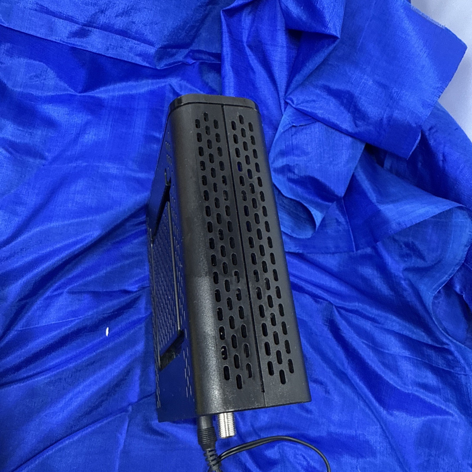 Motorola ARRIS SURFboard SB6121 4×4 DOCSIS 3.0 Cable Modem With Power Adapter