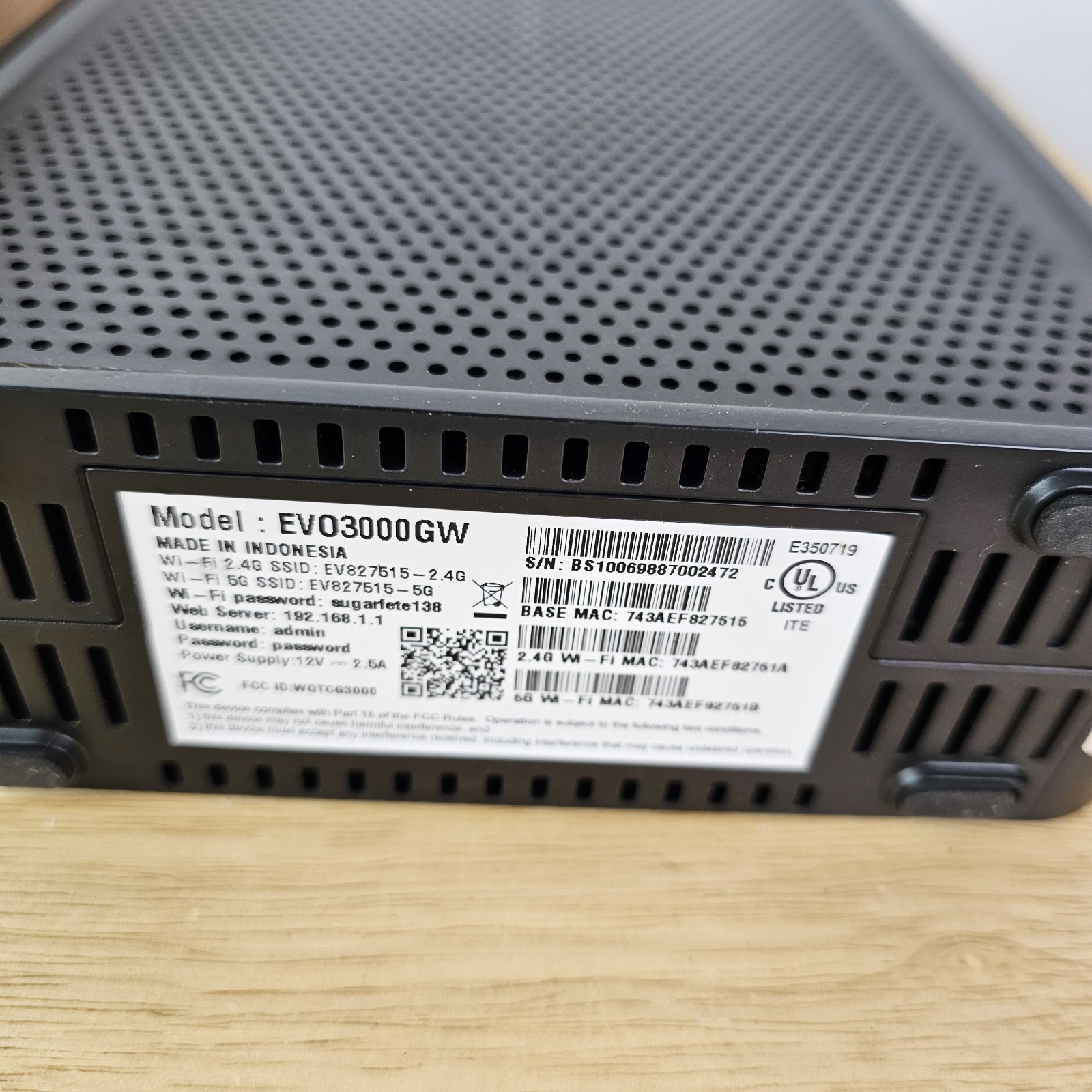EVO3000GW: Wi-Fi 5 DOCSIS 3.1 Gateway Black Cable Modem WIFI Router Used