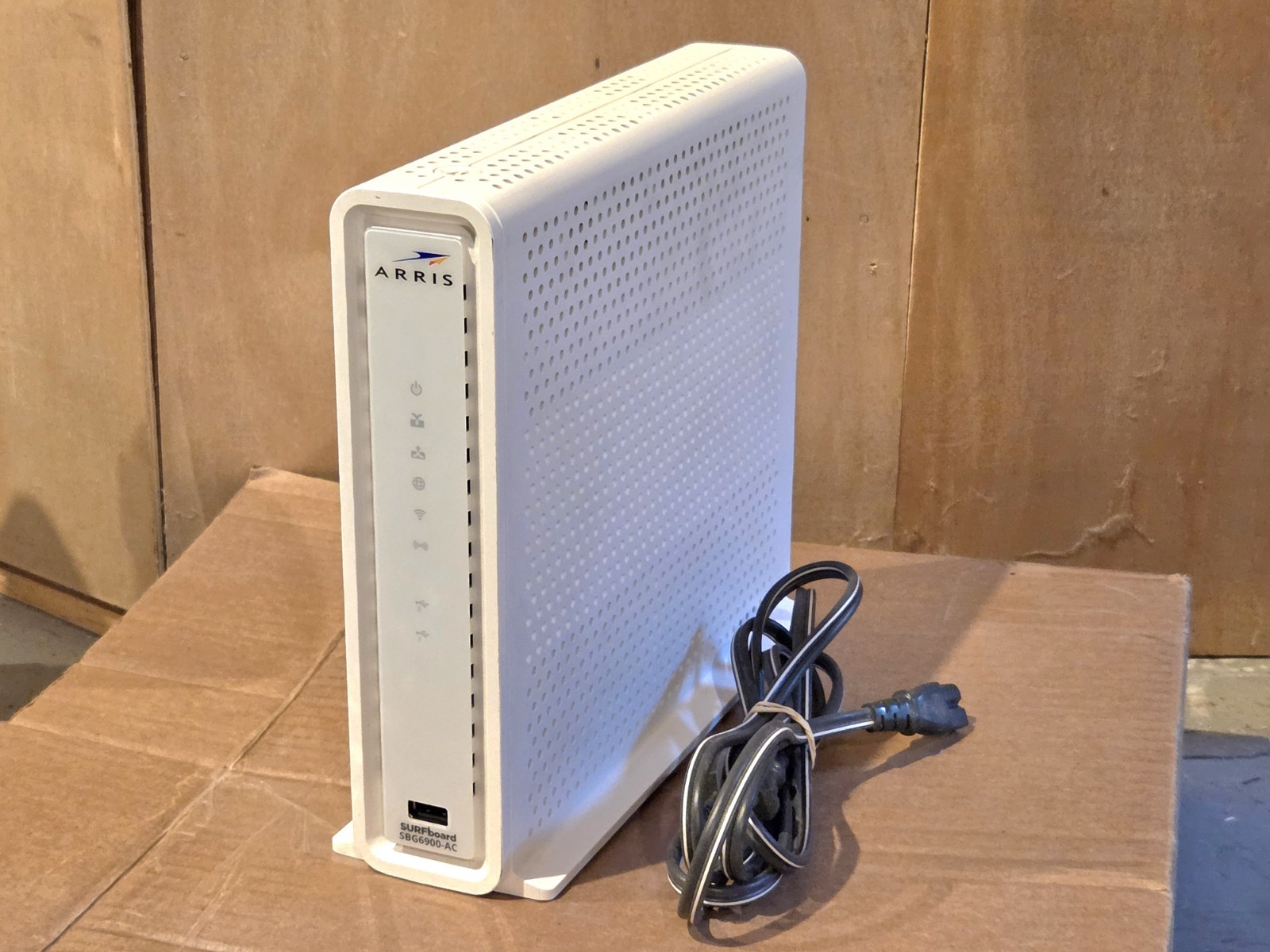 ARRIS SURFboard SBG6900-AC Docsis 3.0 16×4 Cable Modem/ Wi-Fi AC1900 Router