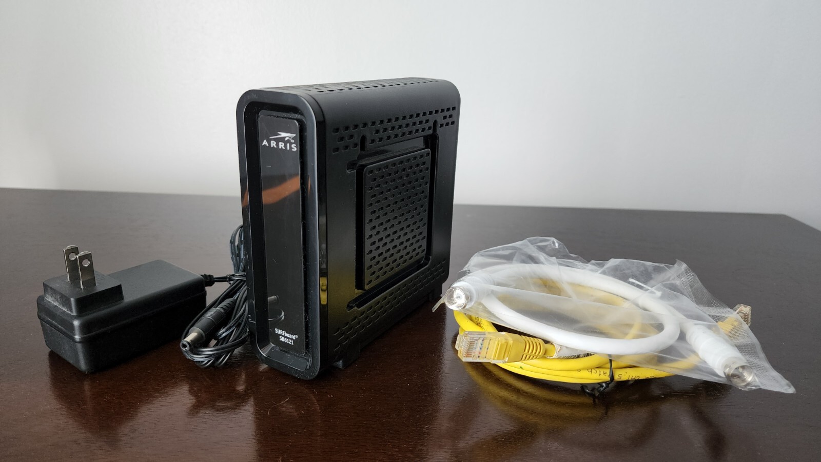 Arris SURFboard SB6121 – Cable Modem – Used with/ Power Adapter – Working