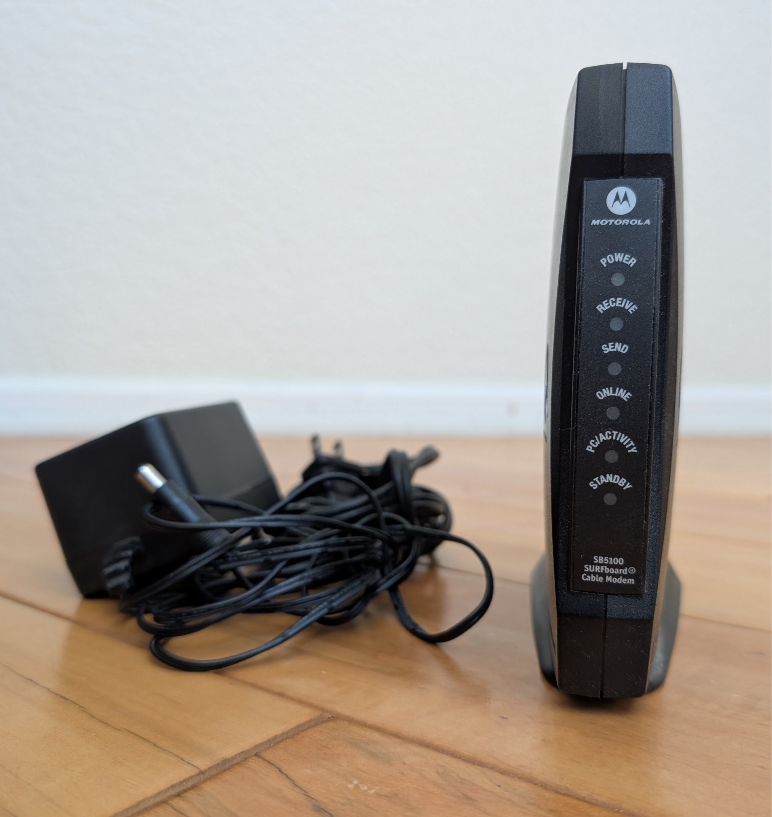 Motorola SB5100 SURFboard cable modem with AC adapter