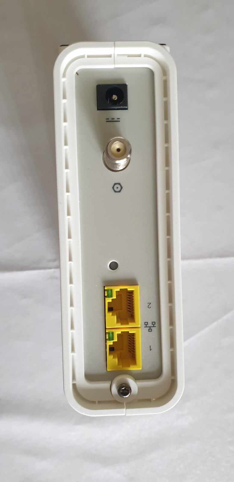 Arris SURFboard SB8200 DOCSIS 3.1 Gigabit (Cable Modem Only) No Charger