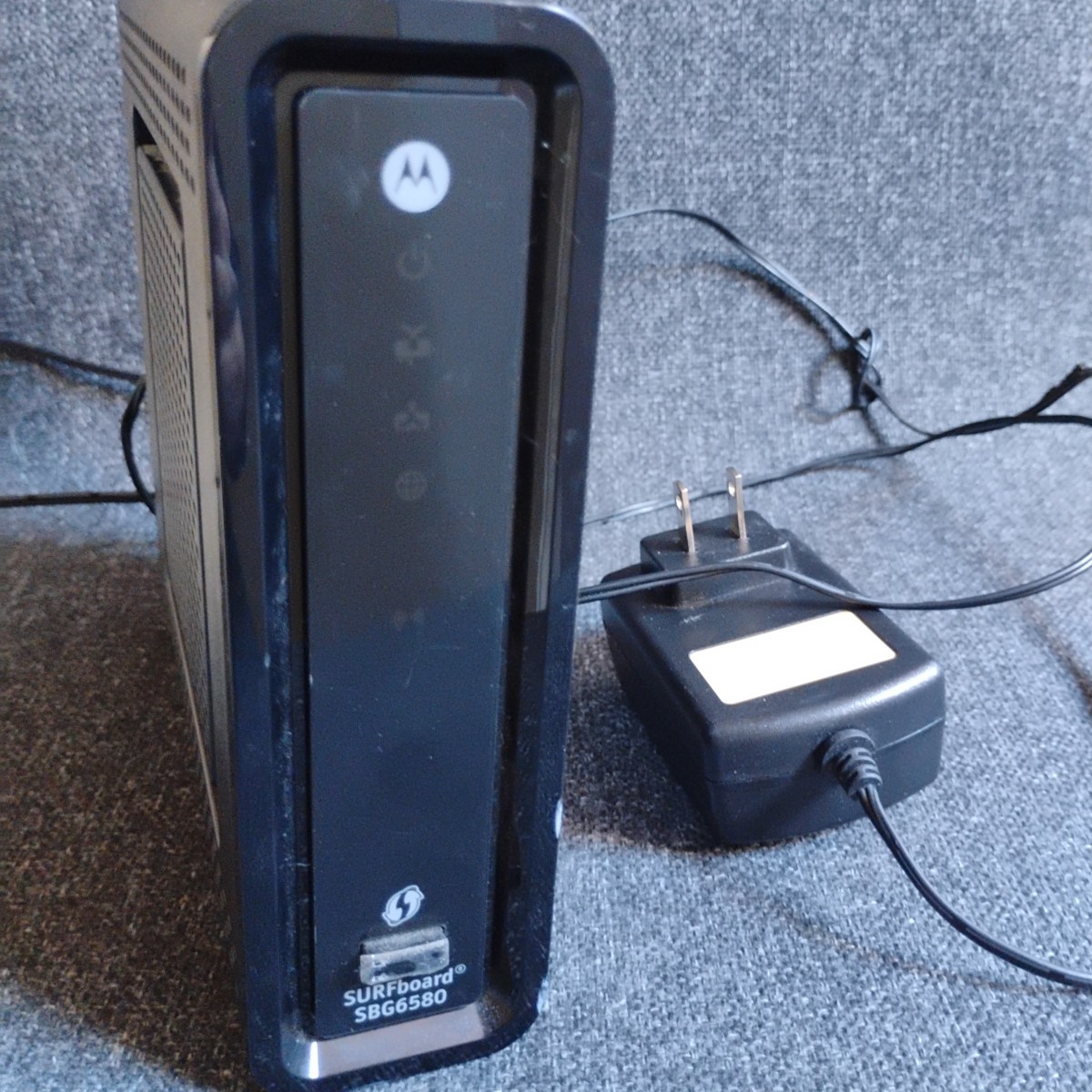Motorola SURFboard SBG6580 DOCSIS 3.0 Cable Modem / Wi-Fi Router