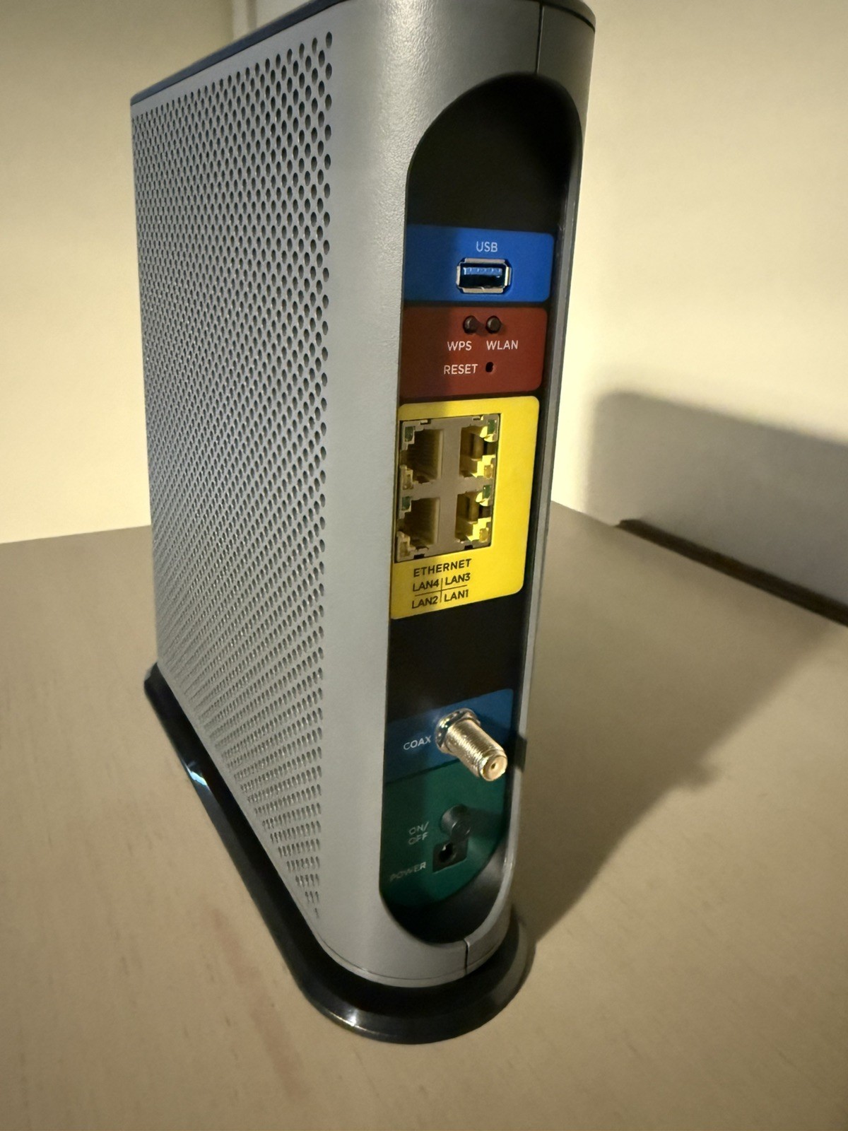 Motorola Ultra-Fast DOCSIS 3.1 Cable Modem with AC3200 Dual Band Router MG8702