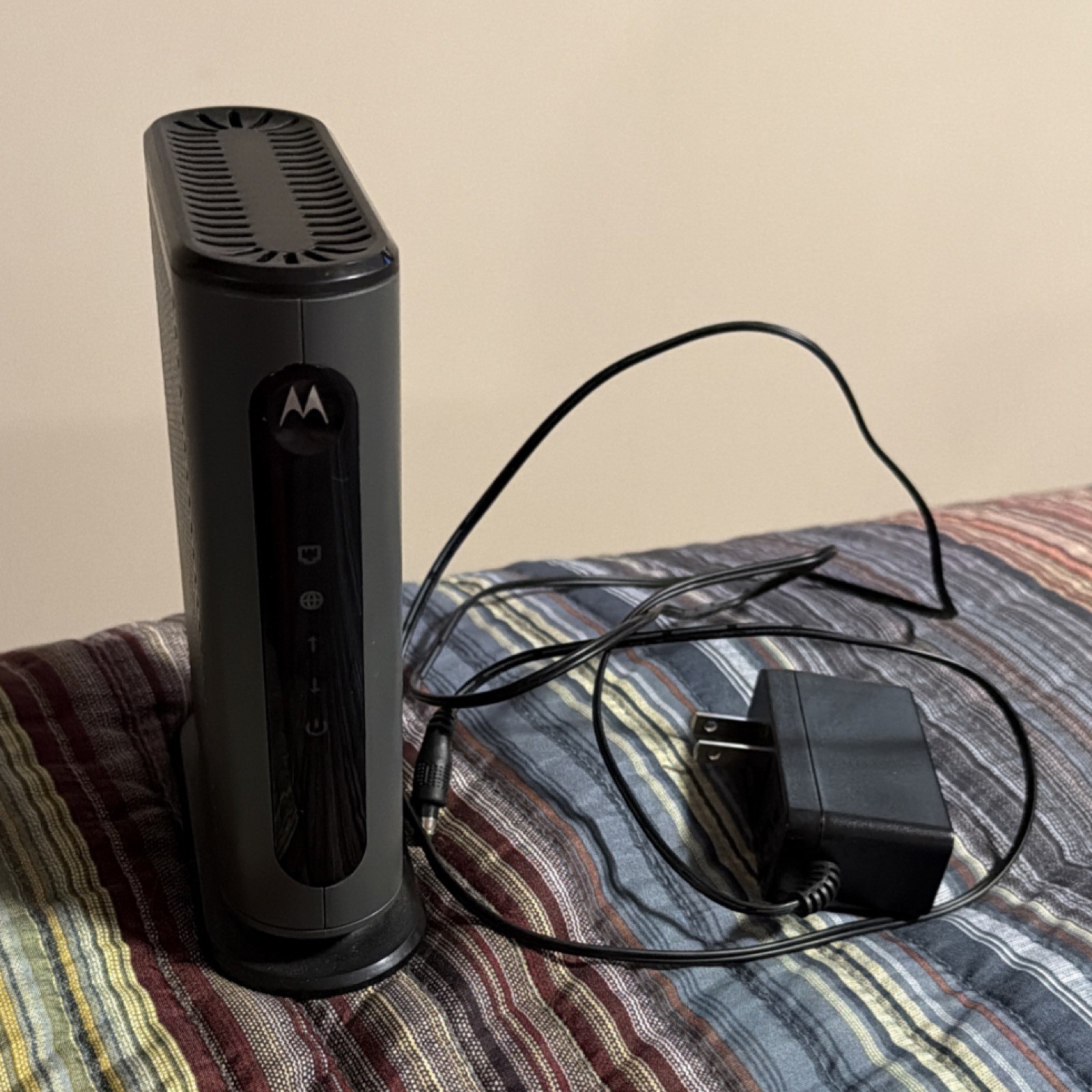 Motorola MB7220 DOCSIS 3.0 Cable Modem Black Cable Modems & Routers Model MB7220