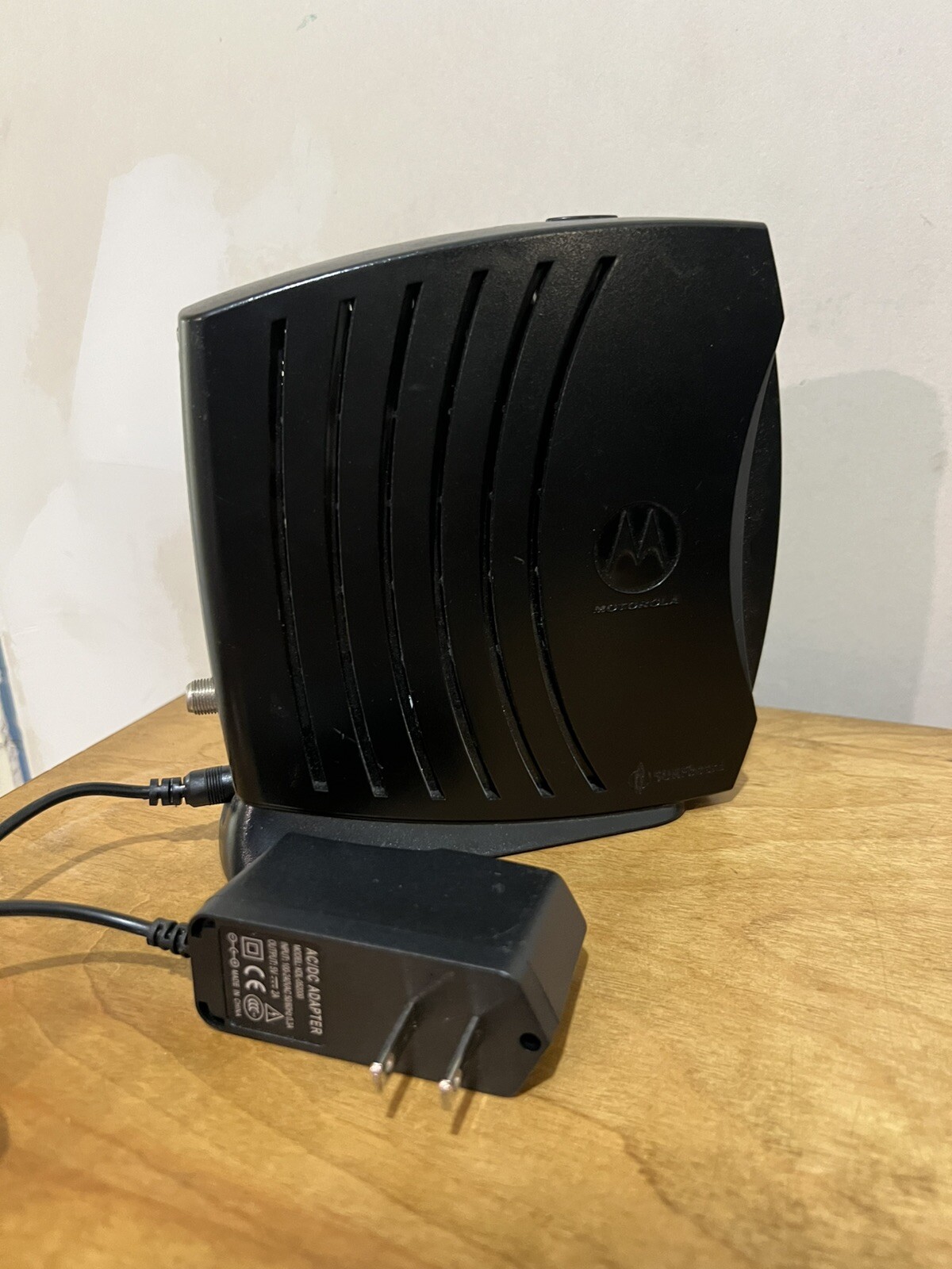 Motorola model SB5120 SurfBoard Cable Modem W/ Power Supply TESTED