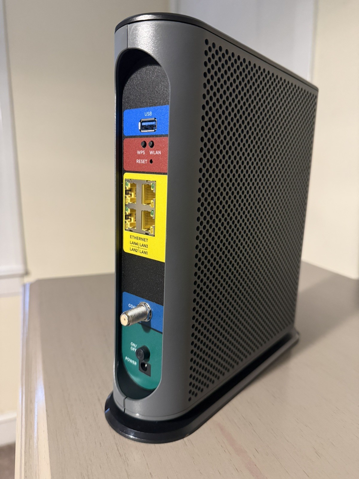 Motorola Ultra-Fast DOCSIS 3.1 Cable Modem with AC3200 Dual Band Router MG8702