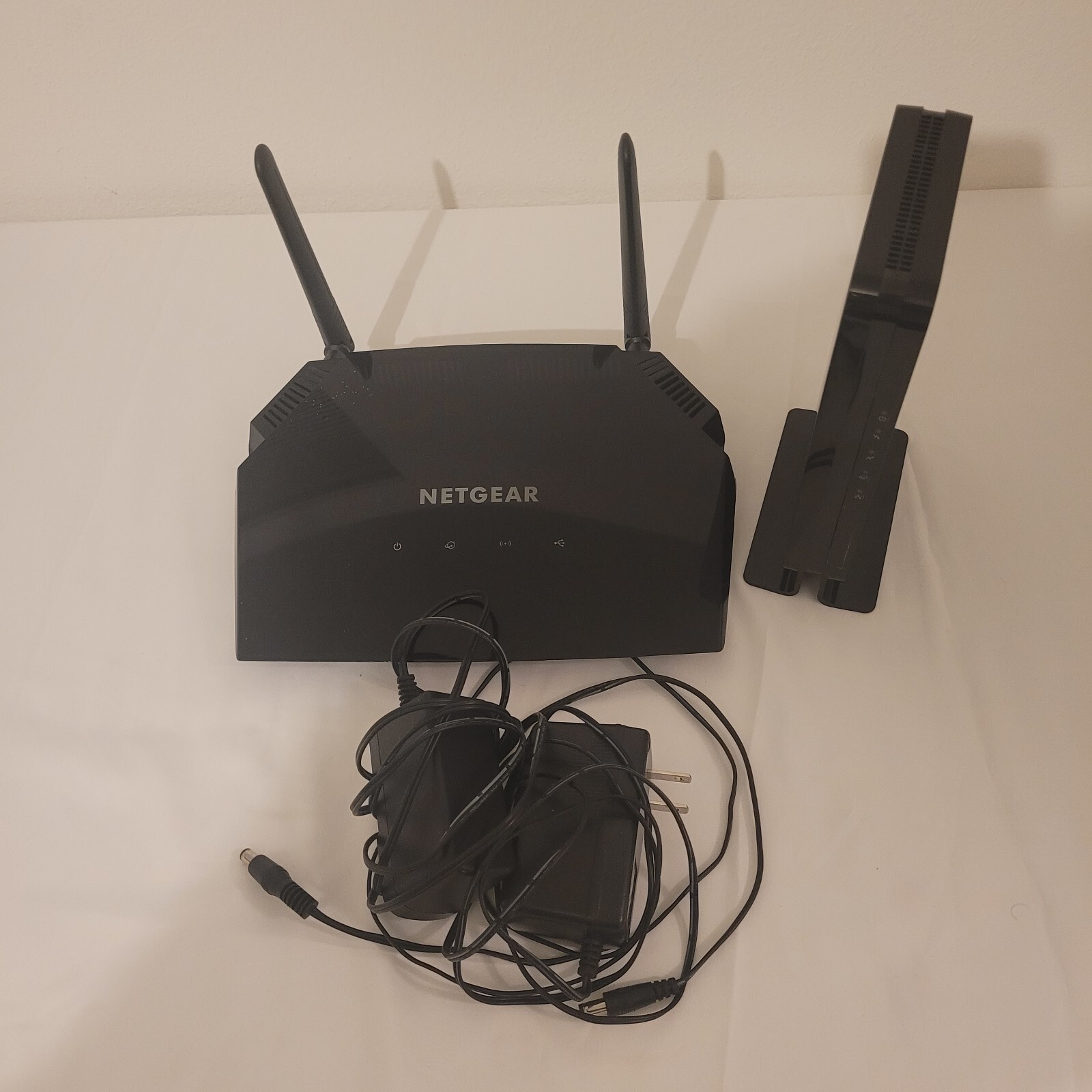 NETGEAR CM500V Cable Modem & NETGEAR R6260 Wifi Router