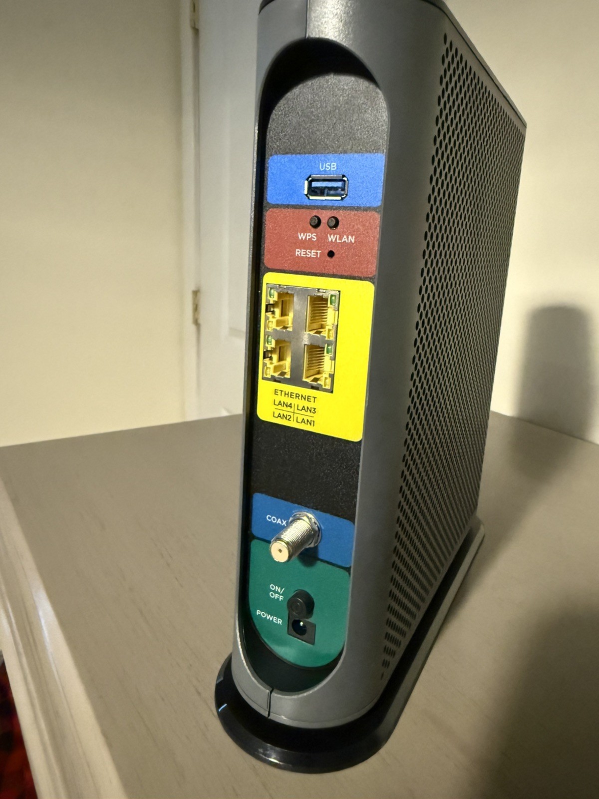 Motorola Ultra-Fast DOCSIS 3.1 Cable Modem with AC3200 Dual Band Router MG8702
