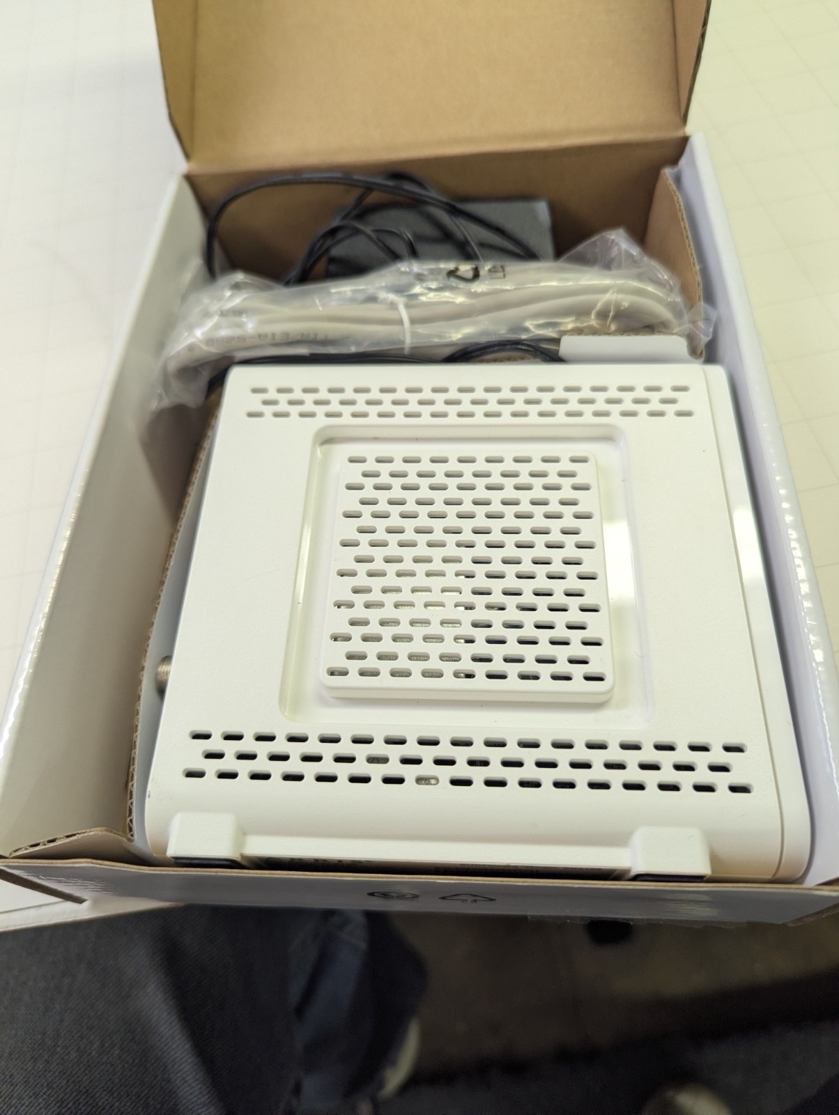 ARRIS SURFboard SB6190 Cable Modem Gigabit White