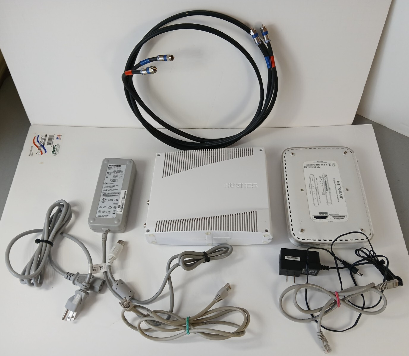 Kit Hughes HN9000 Satellite Modem and WiFi NETGEAR WPN824 Router with PS, cables