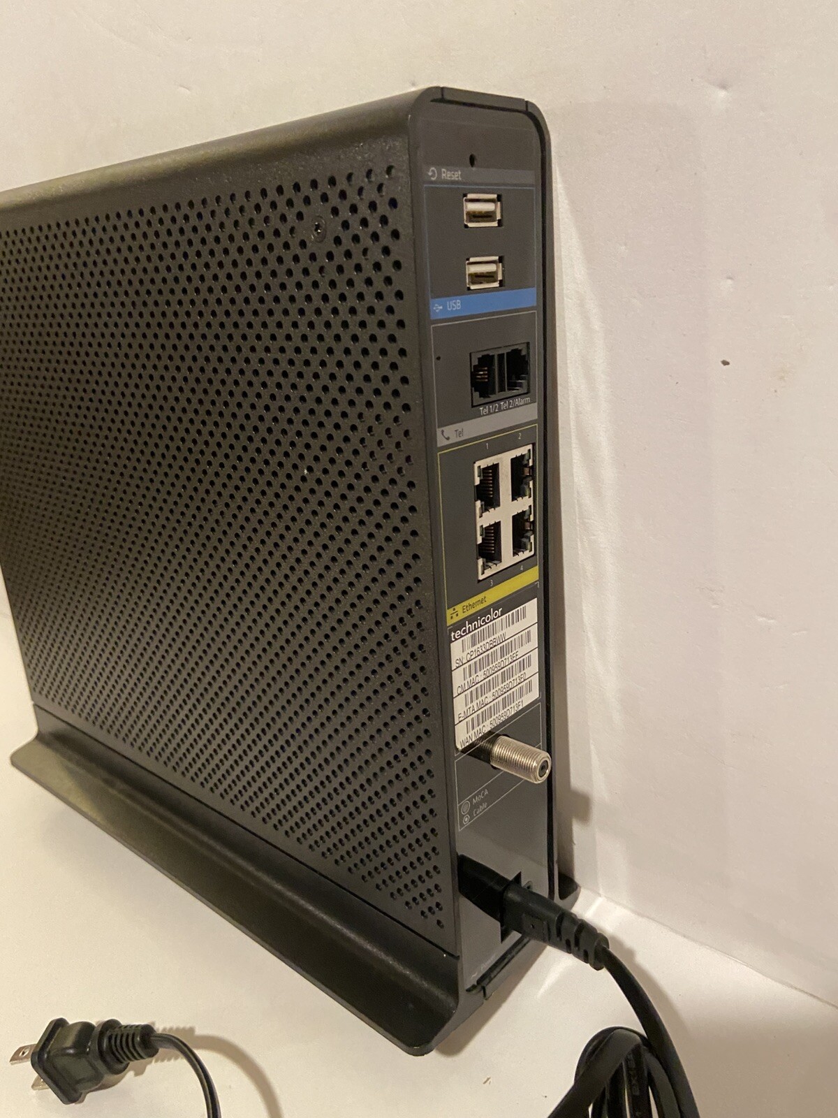 Technicolor Wireless Cable Modem (TC8715D) – Black