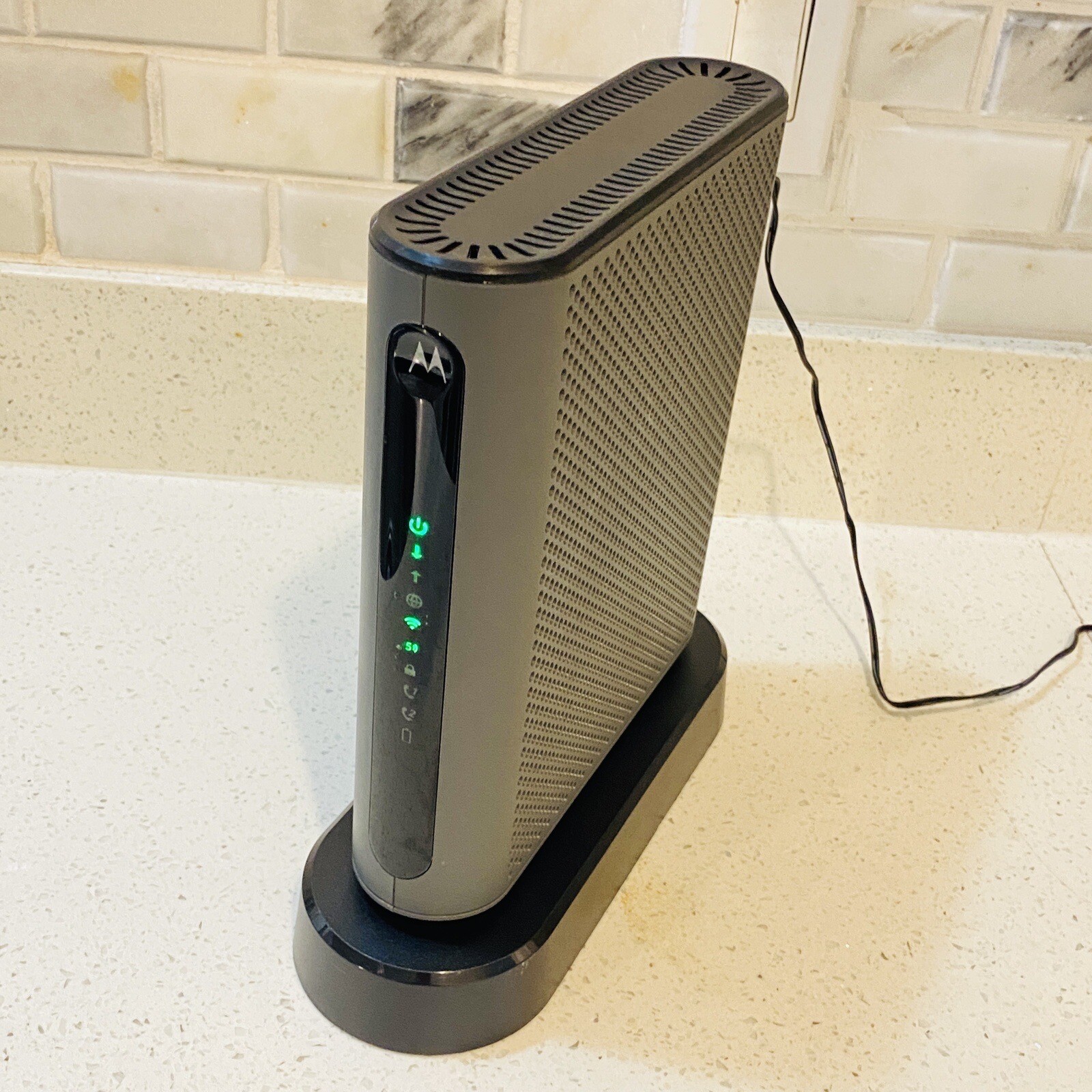 Motorola MT7711 24X8 Cable Modem and AC1900 Dual Band Wi-Fi Gigabit Router Works