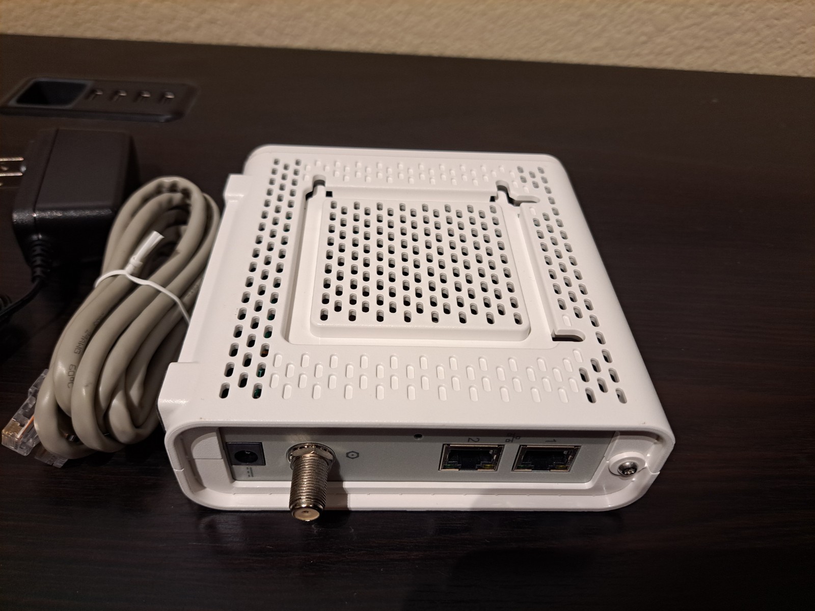ARRIS SURFboard SB8200 V2 DOCSIS 3.1 Cable Modem Gigabit 2 Ports Ethernet+Power