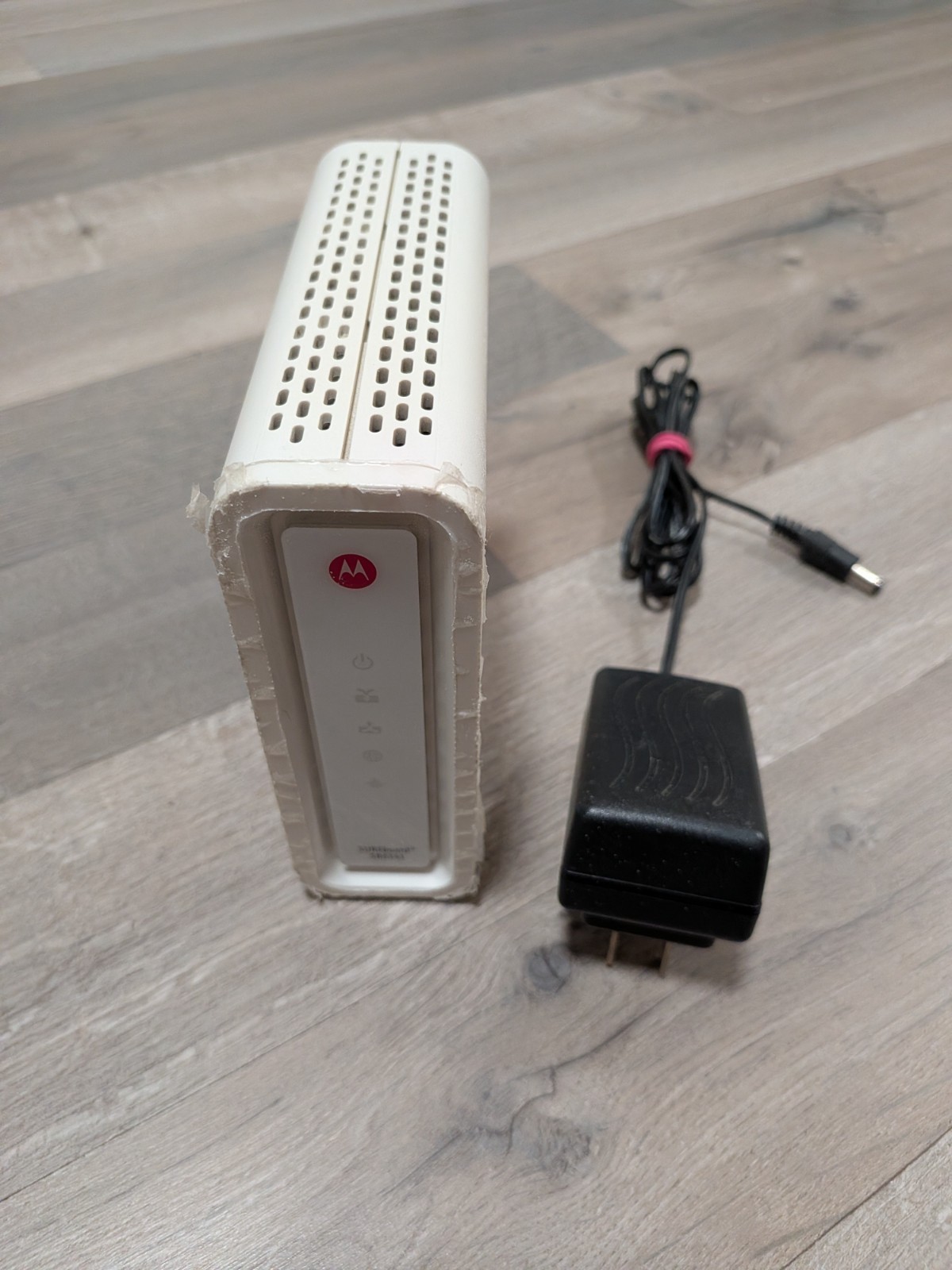 Motorola SURFboard SB6141 DOCSIS 3.0 Cable Modem 343 Mbps IPv6 White