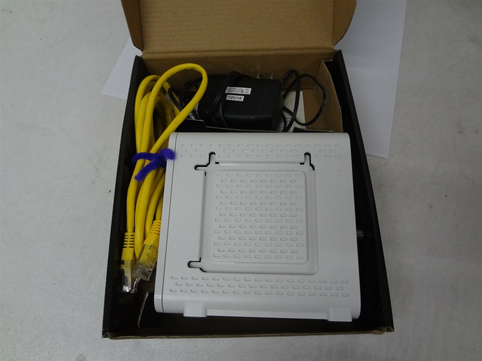 Motorola Arris SB6141 DOCSIS 3.0 400 Series SURFboard White Cable Modem