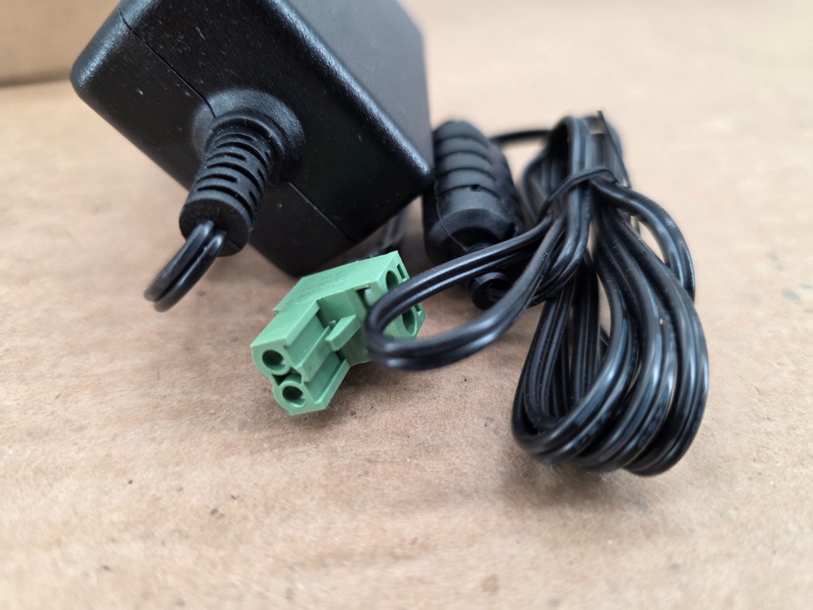 Linovision IOT-R32L Black LTE 48V DC 2 LAN Port Industrial Cellular Router Read