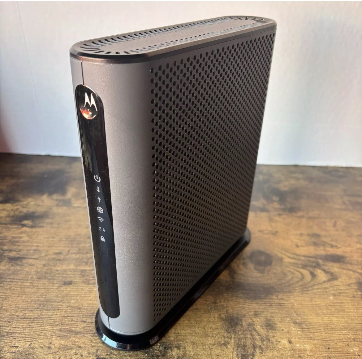 MOTOROLA MG7700 Cable Modem AC1900 Dual Band WiFi Wireless 4 port Gigabit Router