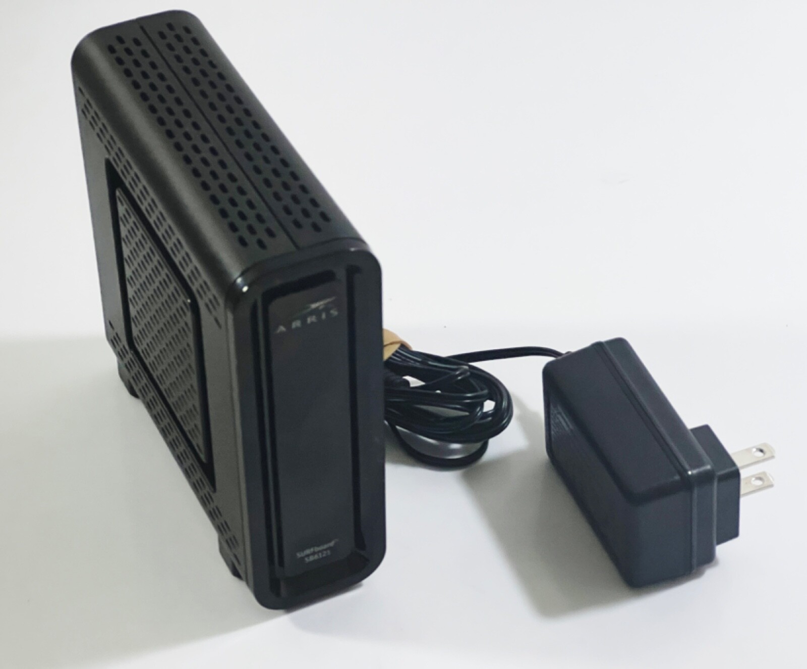 Arris Surfboard SB6121 Cable Modem High Speed Internet Pre-owned. Black