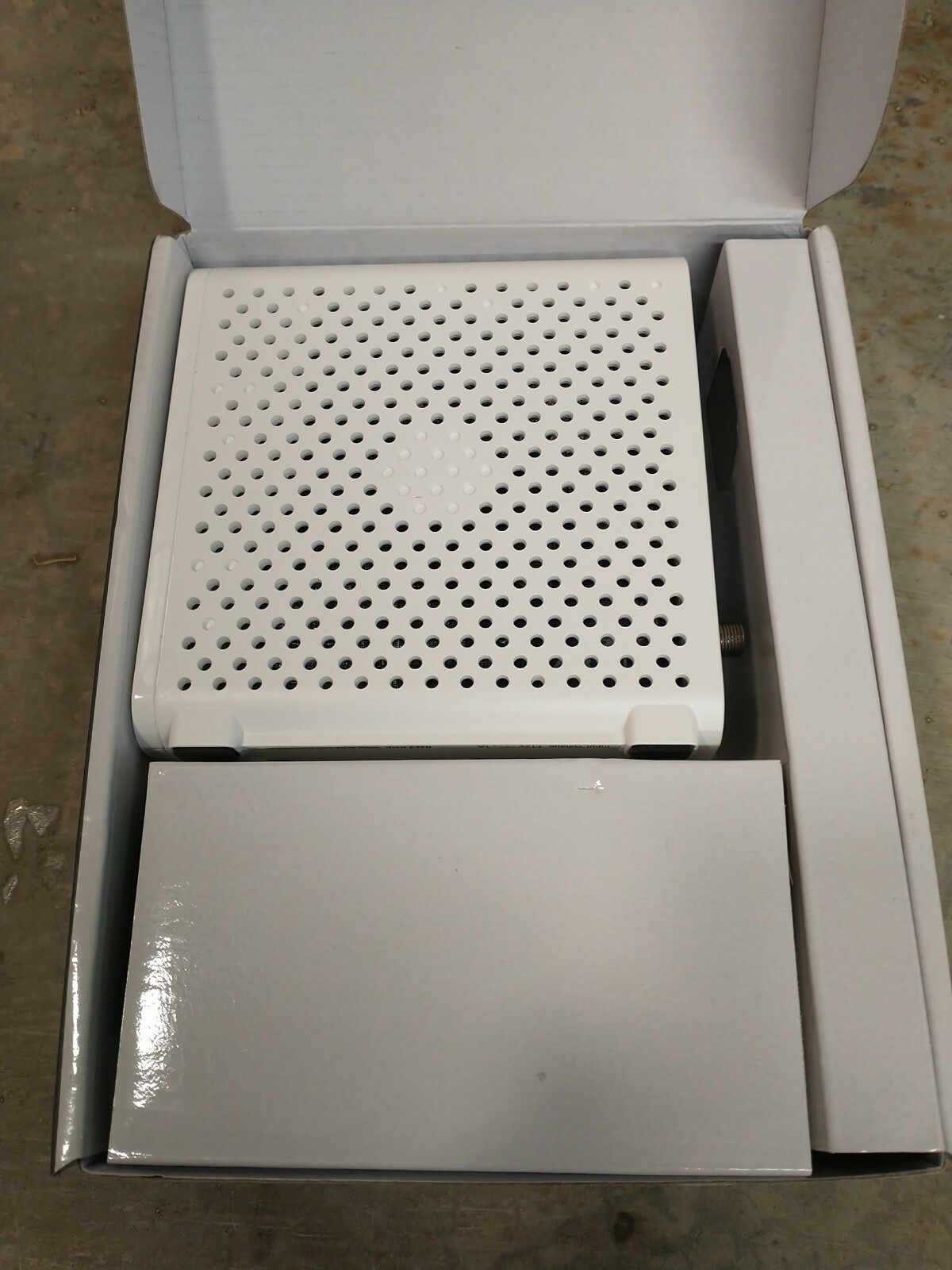 ARRIS SB6183 SURF Board DOCSIS 3.0 Cable Modem, 16×4 Channels 686 Mbps White