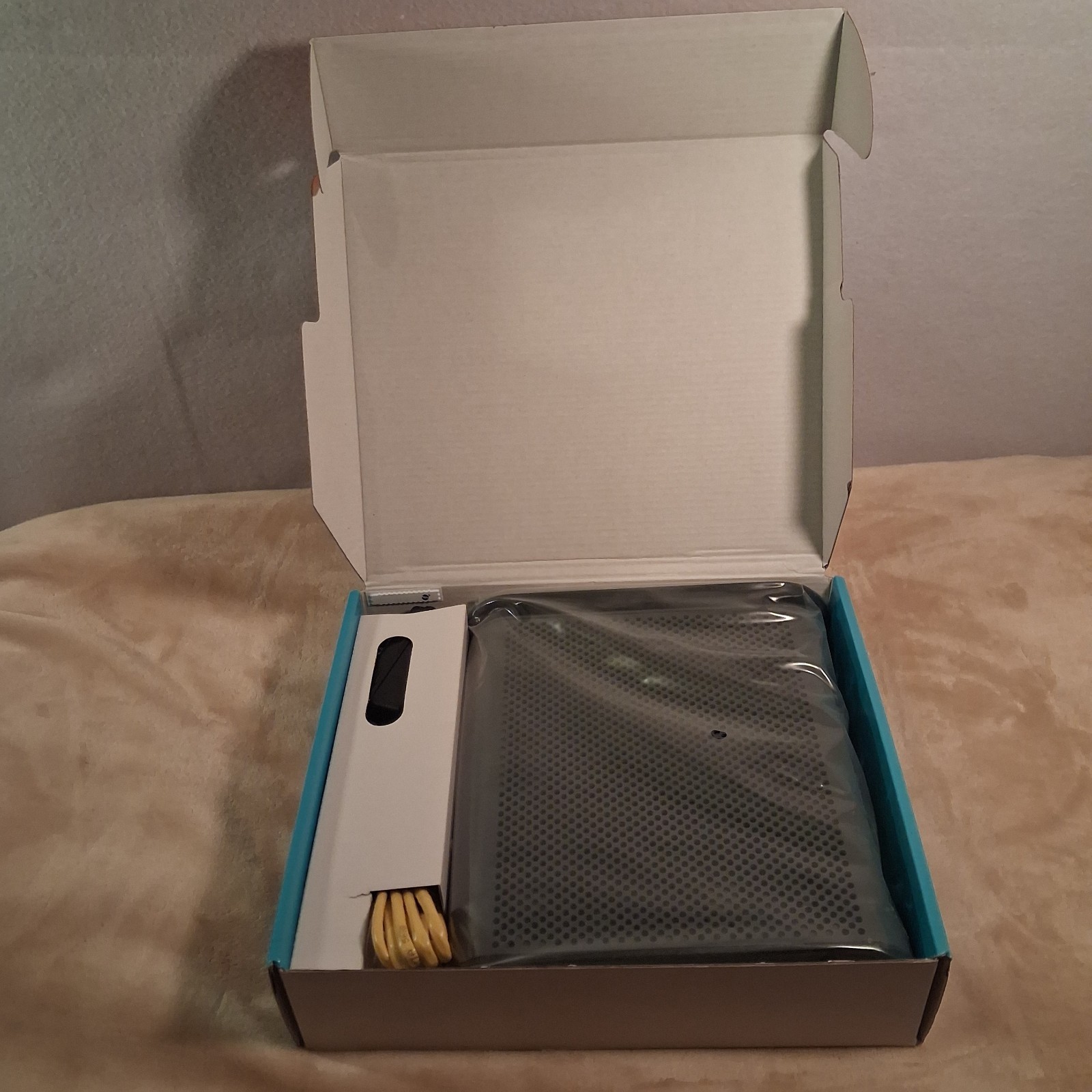 Motorola MG7550 16×4 DOCSIS 3.0 Cable Modem AC1900 Dual Band WiFi Router Combo
