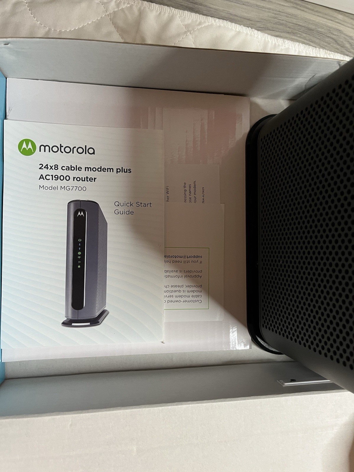 Motorola 24×8 Cable Modem Plus AC1900 WiFi