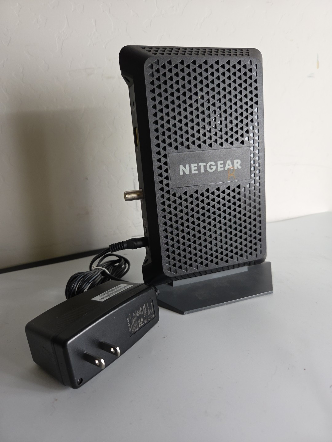 Working NETGEAR CM1000 Cable Modem with power cord and eithernet cable