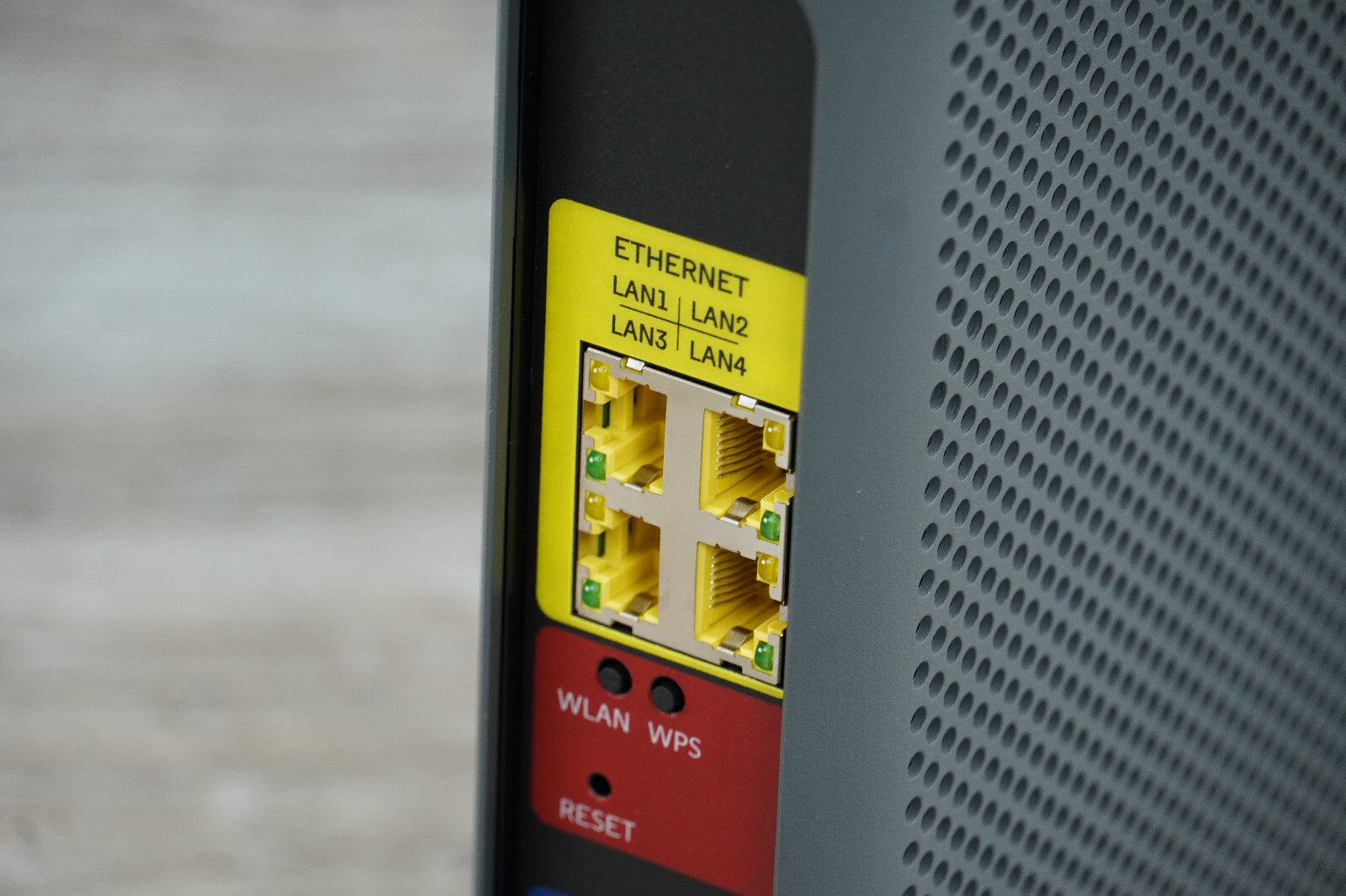 Motorola MG7540-10R (Refurbished) 16×4 686Mbps Cable Modem + AC1600 DOCSIS 3.0