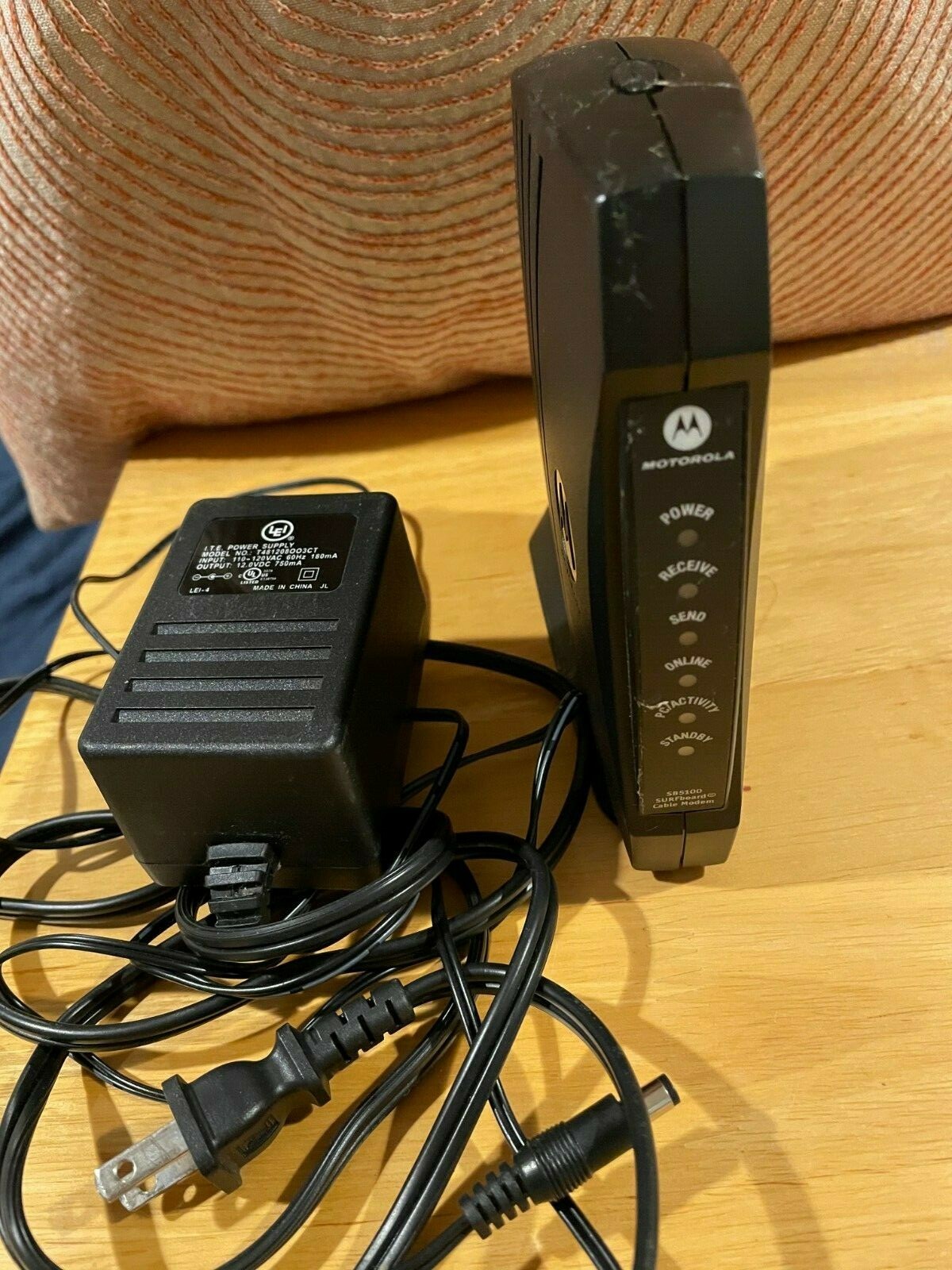 Motorola SURFboard SB5100 cable modem with power supply